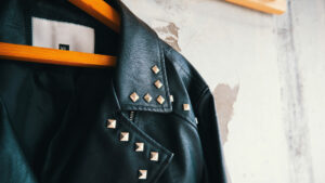 tachas en campera de cuero