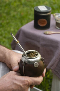 mate con apliques regionales de zamak