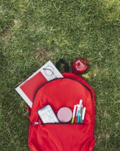 Mochila con bolsillos, cierres y tiras regulables