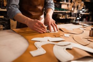 5 errores comunes al fabricar productos de marroquinería (y cómo evitarlos)